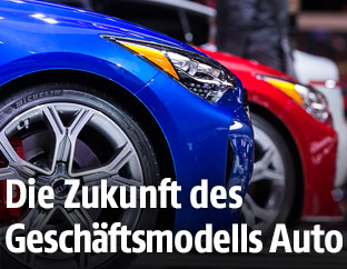 Nahaufnahme eines blauen und roten Autos