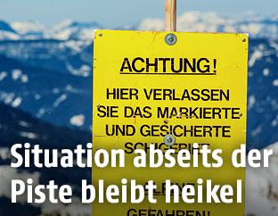 Warnschild auf Skipiste