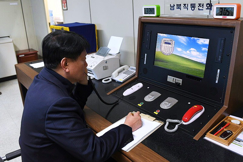 Ein südkoreanischer Beamte telefoniert in Panmunjom mit einem nordkoreanischen Kollegen