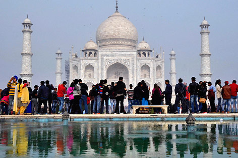 Touristen vor dem Taj Mahal im indischen Agra