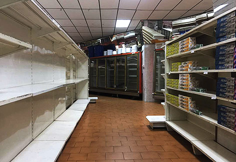 © APA/AFP/Juan Barreto Leere Supermarktregale