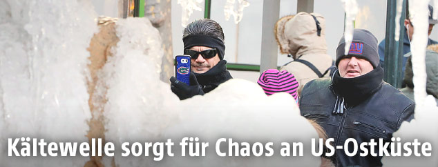 Menschen vor einem zugefrorenem Brunnen in New York