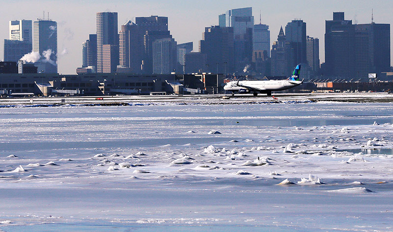 Zugefrorener Atlantik vor dem Flughafen Boston