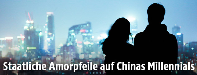 Pärchen vor Hong Kongs Skyline
