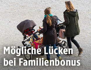 Frauen mit Kinderwagen