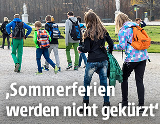 Schulkinder in einem Park