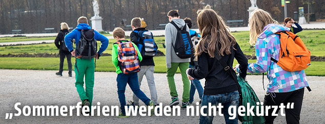 Schulkinder in einem Park