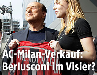 Silvio Berlusconi mit seiner Tochter Barbara und einem AC-Milan-Shirt