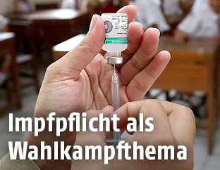 Ein Impfstoff wird in eine Spritze aufgezogen