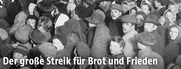 Menschen stellen sich für Brot an
