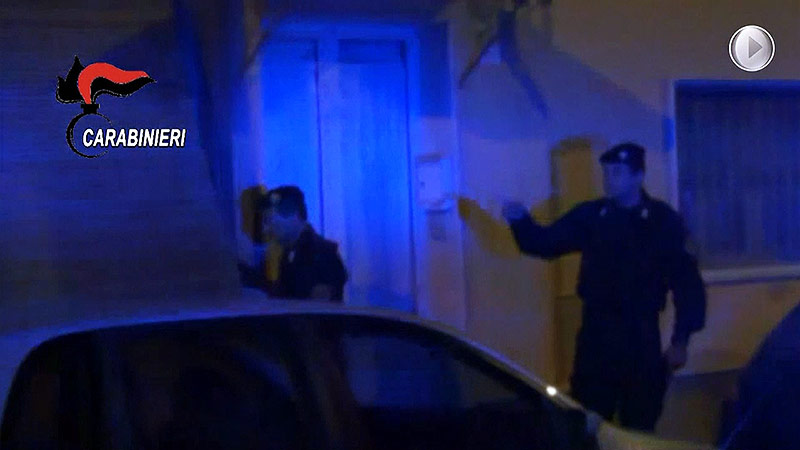 © APTN Italienische Carabinieri