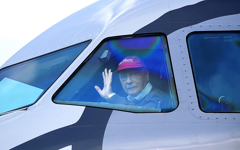 © APA/AFP/Alex Halada Archivbild aus dem Jahr 2010 zeigt Pilot Niki Lauda im Cockpit eines A320 am Salzburger Flughafen