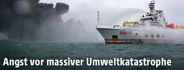 Brennender Öltanker und chinesisches Feuerwehrboot