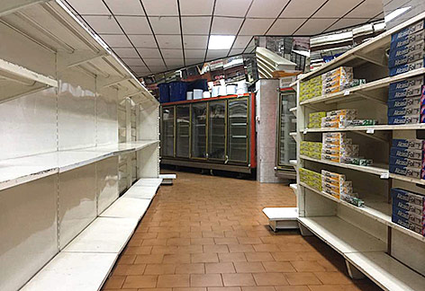 © APA/AFP/Juan Barreto Leere Regale in Supermarkt