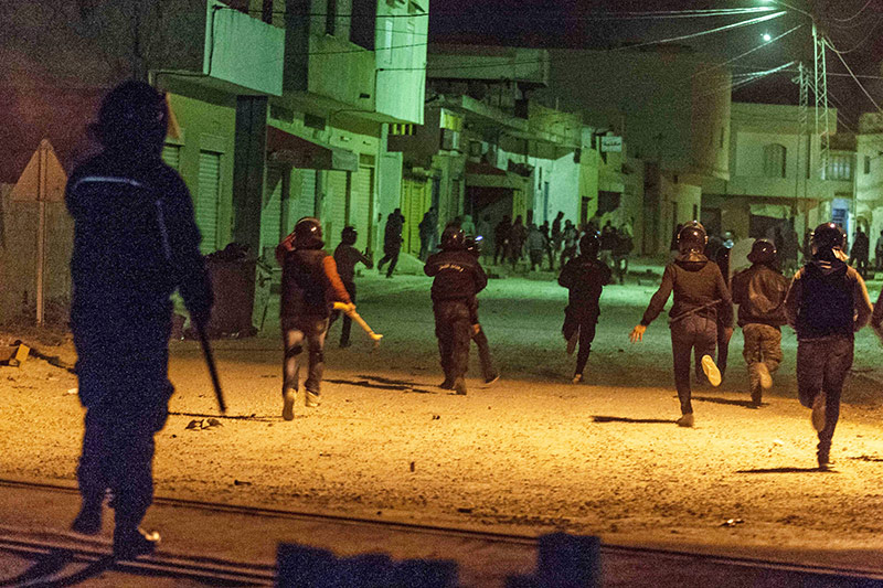 © APA/AP/Amine Landoulsi Polizisten bei Protesten