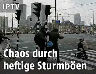 Menschen halten sich an einer Ampel fest