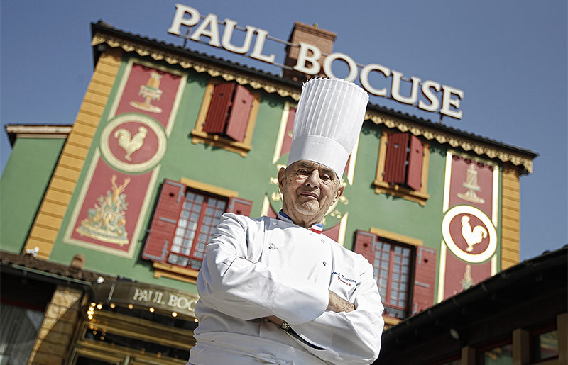 © APA/AP/Laurent Cipriani Paul Bocuse vor seinem Restaurant "L'Auberge du Pont de Collonges" in Collonges-au-Mont-d'or