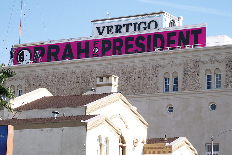 © APA/AFP/Robyn Beck Ein Gebäude mit der Aufschrift "Oprah for President