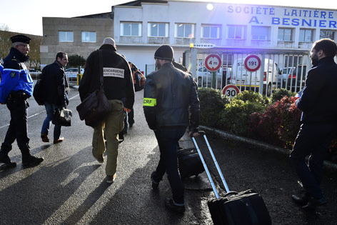 © APA/AFP/Jean_Francois Monier Durchsuchung eines Standortes des Molkereikonzerns Lactalis