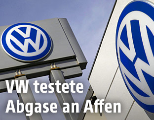 VW-Logo auf einem Schild und einem Gebäude