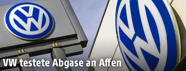 VW-Logo auf einem Schild und einem Gebäude