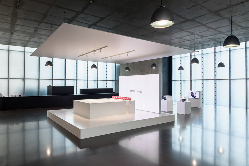Ausstellungsansicht der Ausstellung "Hope House" von Simon Fujiwara im Kunsthaus Bregenz