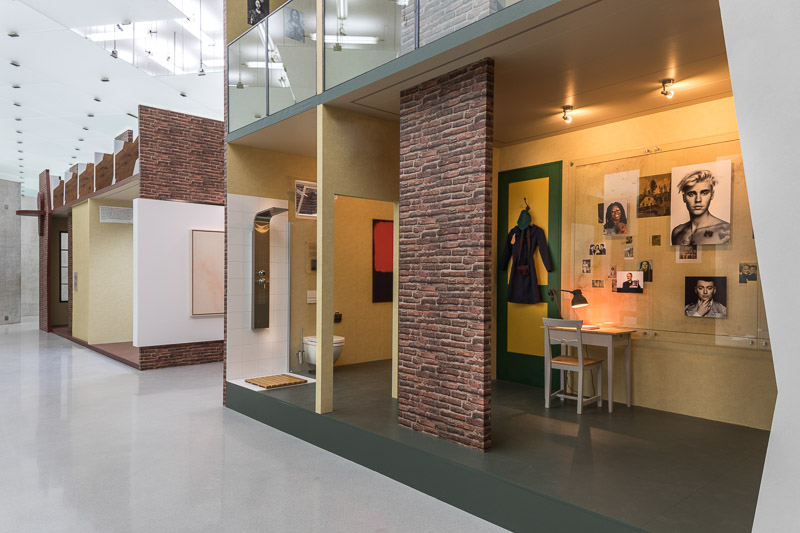 Ausstellungsansicht der Ausstellung "Hope House" von Simon Fujiwara im Kunsthaus Bregenz