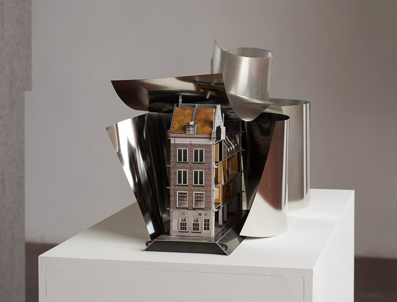 Ausstellungsansicht der Ausstellung "Hope House" von Simon Fujiwara in der Dvir Gallery in Tel Aviv