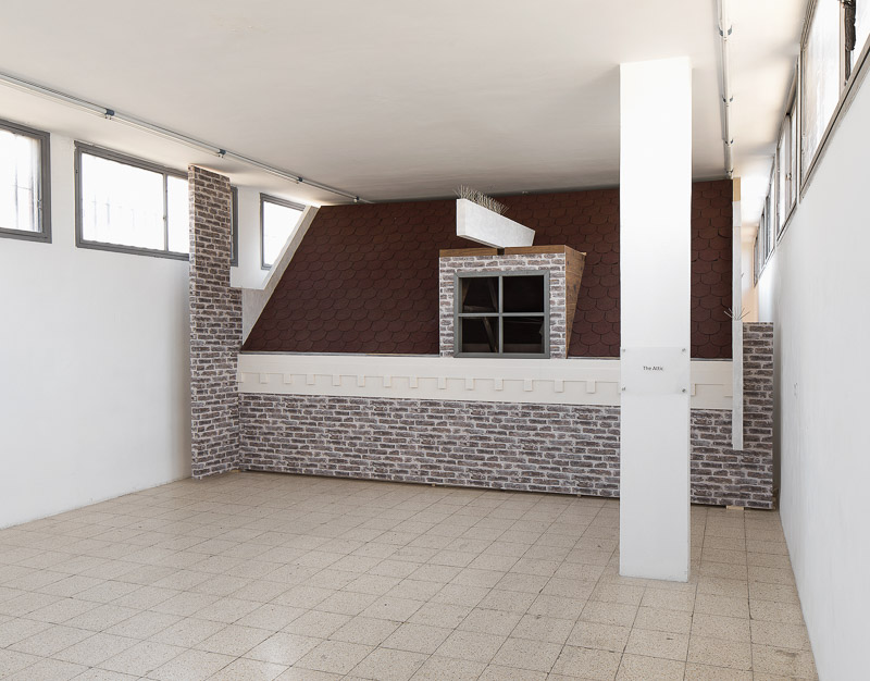 Ausstellungsansicht der Ausstellung "Hope House" von Simon Fujiwara in der Dvir Gallery in Tel Aviv