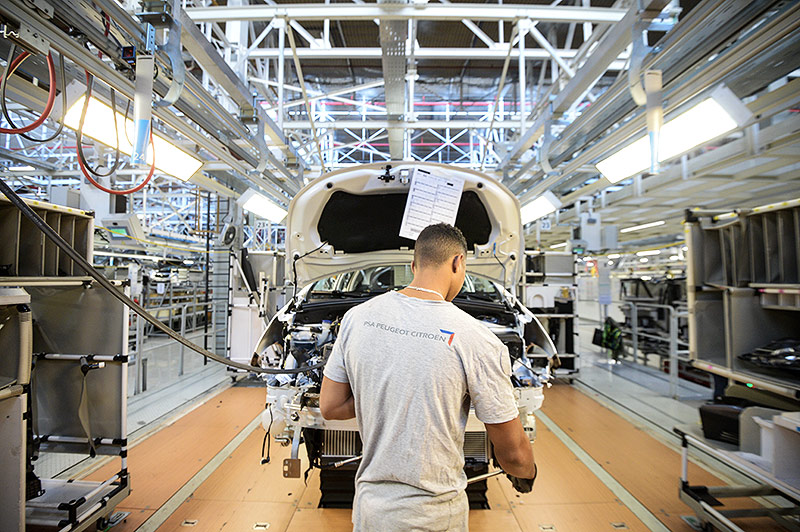© APA/AFP/Sebastien Bozon Arbeiter im Werk von PSA