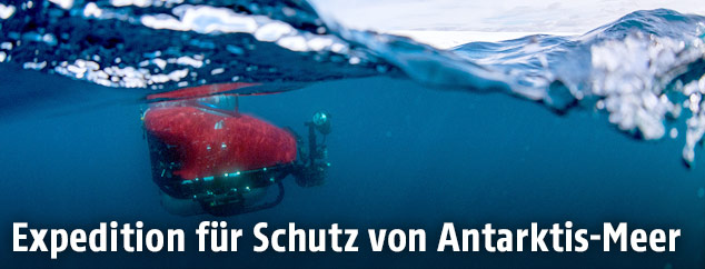 Zwei-Mann-Unterwasserboot an der Wasseroberfl&auml;che