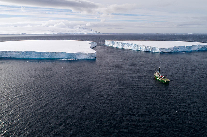 Greenpeace-Schiff nahe zweier Eisschollen