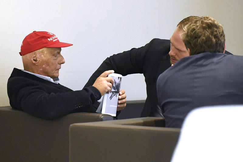 © APA/Robert Jäger Luftfahrtunternehmer Niki Lauda mit Belegschaftsvertretern