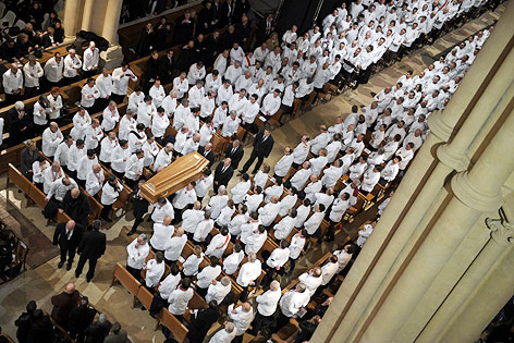 © APA/AP/Pool Photo/Philippe Desmazes Hunderte Köche bei der Beerdigung von Paul Bocuse