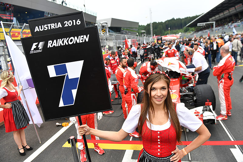 © APA/AFP/Andrej Isakovic Grid Girl
