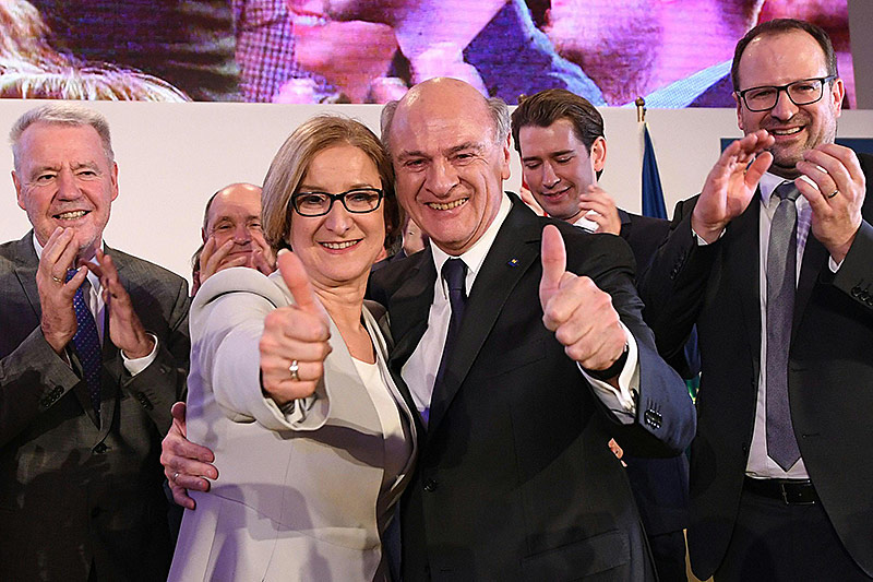© APA/Helmut Fohringer Ex-Landeshauptmann Erwin Pröll und Landeshauptfrau Johanna Mikl-Leitner am Wahlabend