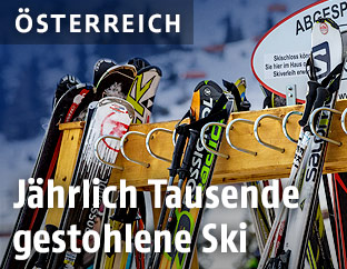 Ski vor einer Ski-H&uuml;tte