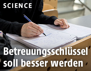 Studentin in einem Hörsaal