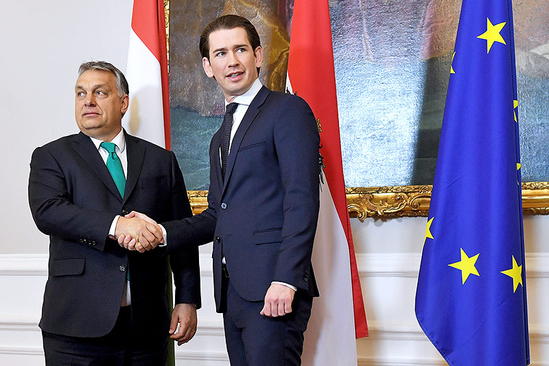 Ungarns Premierminister Viktor Orban reicht Bundeskanzler Sebastian Kurz die Hand