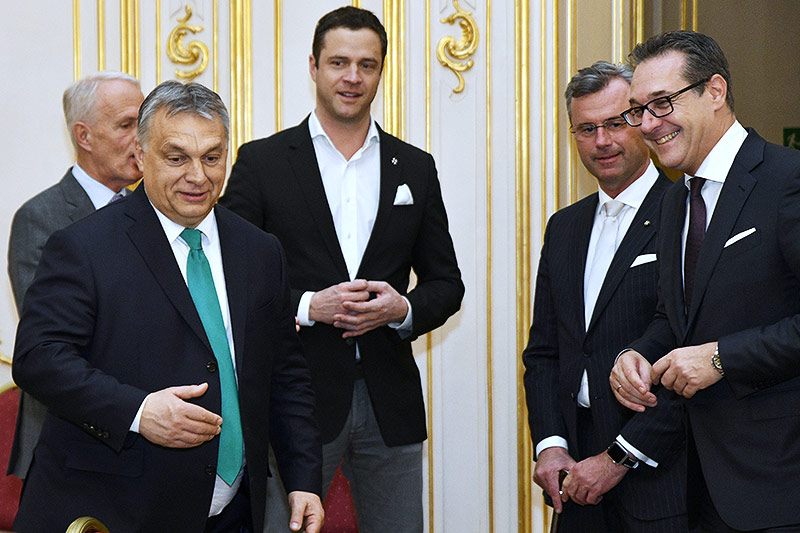 © APA/Hans Punz Der ungarische Premierminister Viktor Orban mit FPö-Klubobmann Johann Gudenus, Verkehrsminister Norbert Hofer und Vizekanzler Heinz Christian Strache