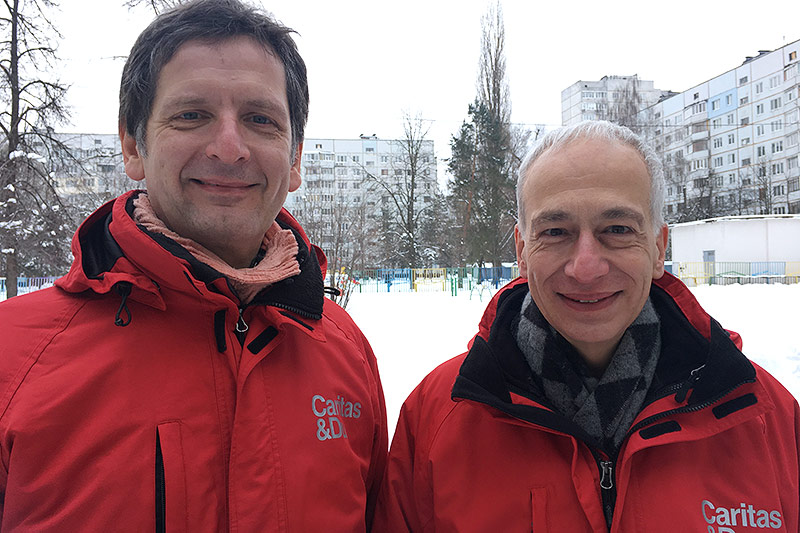 © ORF.at/Romana Beer Caritas-Präsident Michael Landau mit einem Mitarbeiter