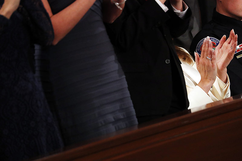 © Reuters/Jonathan Ernst US-First-Lady Melania Trumpl klatscht während dem stehenden Beifall für ihren Mann im Sitzen