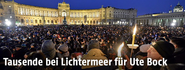 Menschen mit Kerzen während einer "Gedenkveranstaltung für Ute Bock"