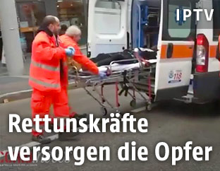 Rettungskr&auml;fte versorgen die Opfer