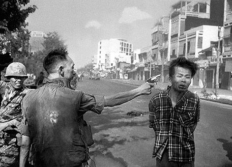© AP/Eddie Adams Südvietnamesischer General Nguyen Ngoc Loan erschießt Nguyen Van Lem in Saigon