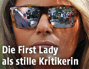 Das Spiegelbild von US-Präsident Donald Trump in den Sonnenbrillengläsern von US-First-Lady Melanie Trump