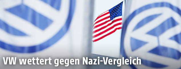 Flagge der USA hinter Volkswagen-Flaggen