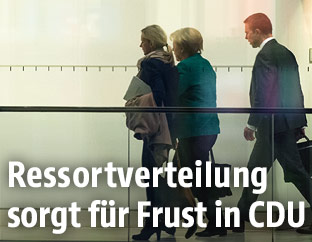 Die deutsche Bundeskanzlerin Angela Merkel (CDU) verlässt die Sitzung der CDU/CSU-Fraktion im Bundestag