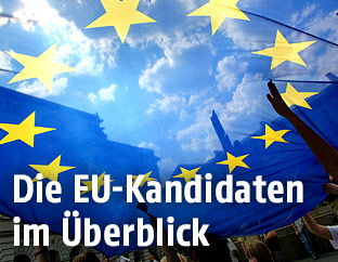 Blick durch eine EU-Flagge