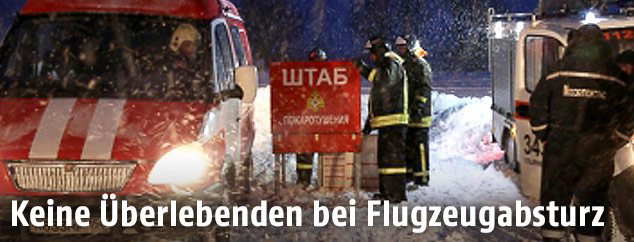 Einsatzkräfte an der Absturzstelle